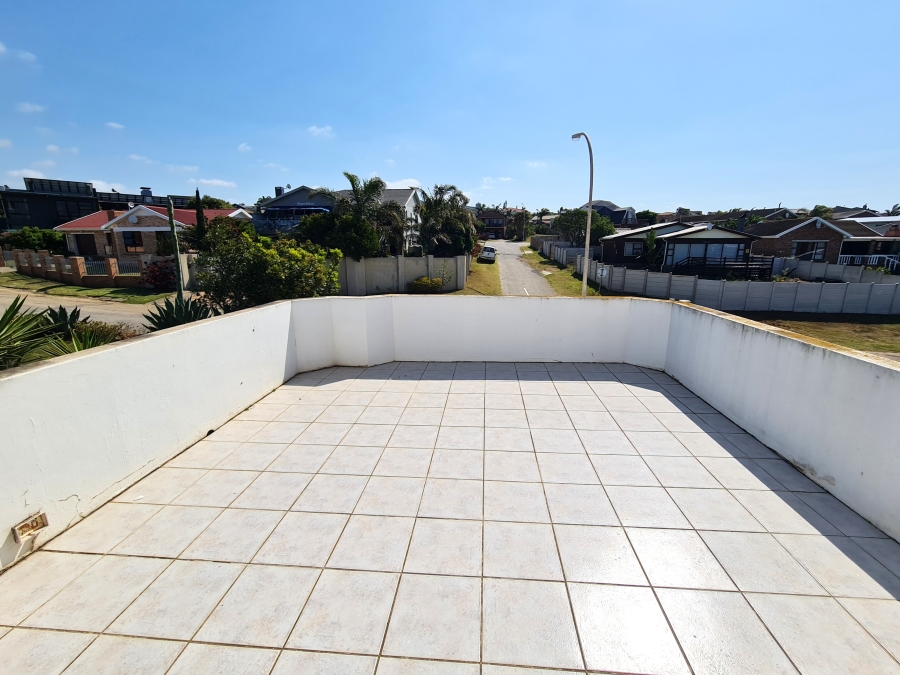 5 Bedroom Property for Sale in Wavecrest Eastern Cape